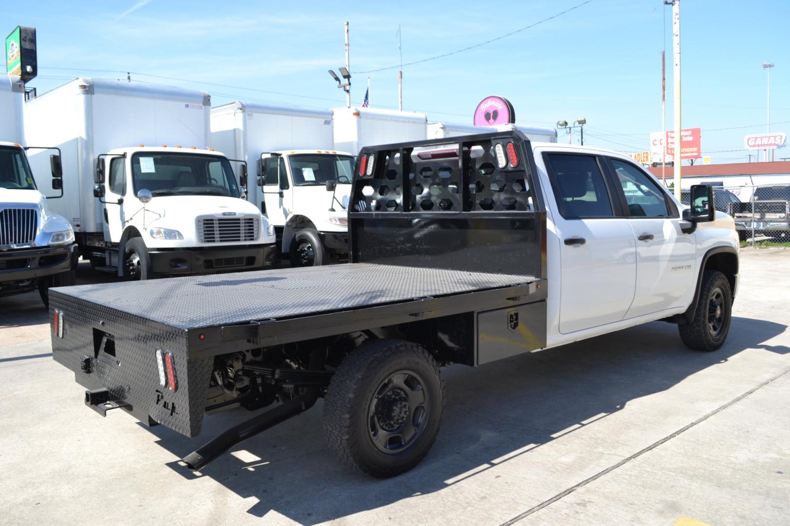 2020 WHITE /BLACK CHEVROLET 2500HD with an V8 6.6L GASOLINE engine, 6SPD AUTOMATIC transmission, located at 9172 North Fwy, Houston, TX, 77037, (713) 910-6868, 29.887470, -95.411903 - 8.5FT FLATBED, GOOSENECK HITCH, 4X4, 10,850LB GVWR , CREW CAB, WB: 158", REVERSE CAMERA, POWER WINDOWS, LOCKS & MIRRORS, TOOLBOX - Photo#4